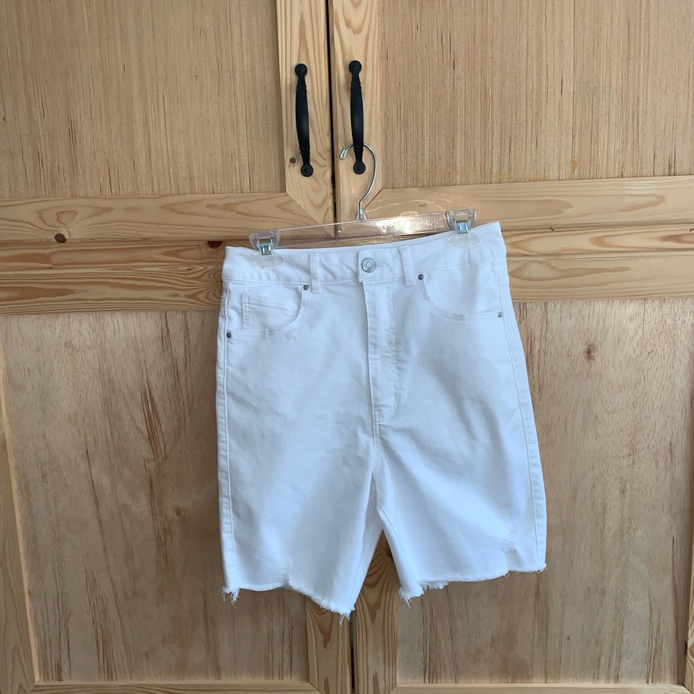 Refuge “Cali” white fringed bottom shorts size 9